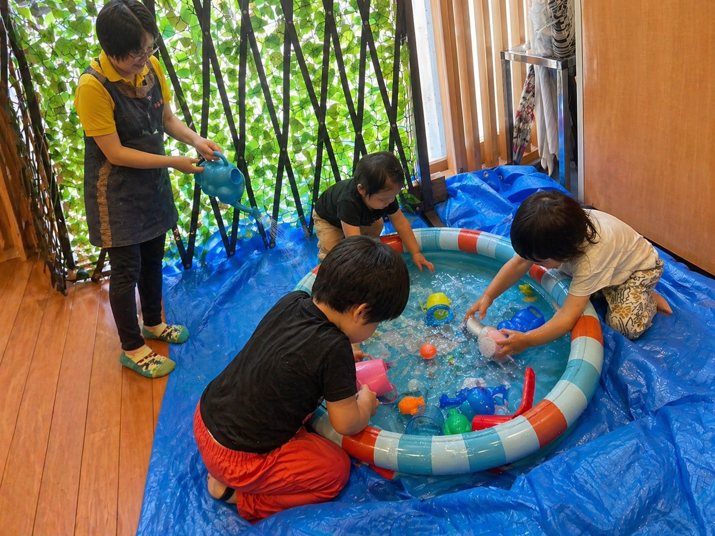 水遊びを楽しむ子ども達