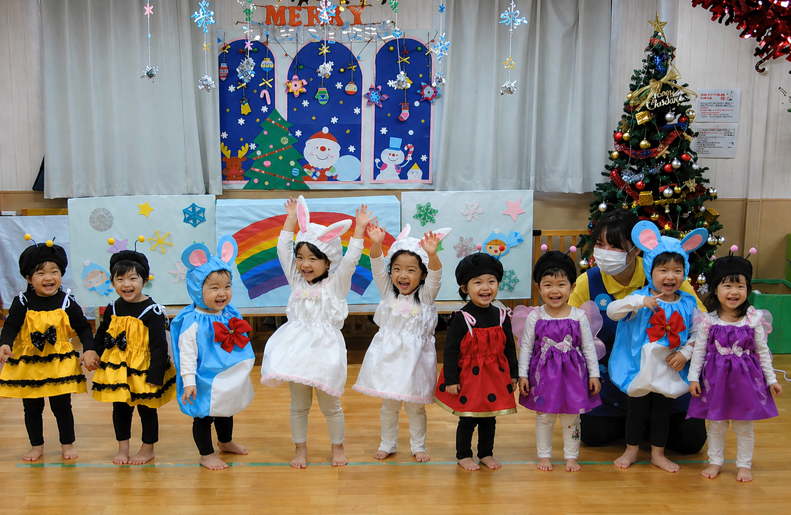 楽しいクリスマス会
笑顔で劇遊びを発表