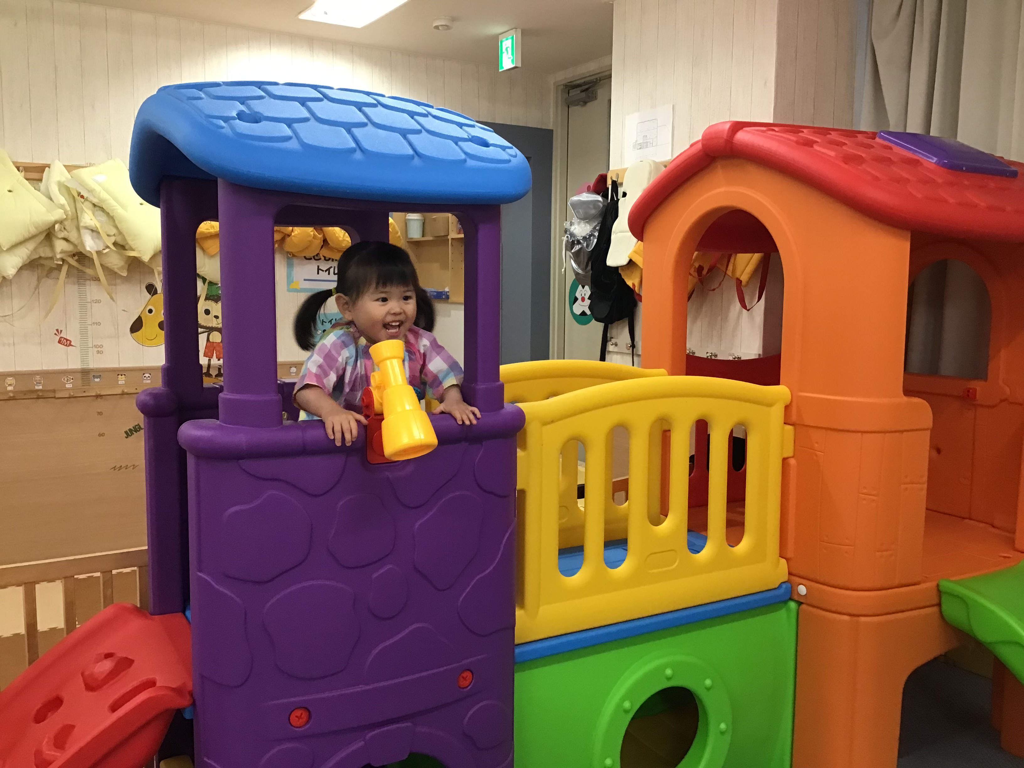 保育室内の大型遊具
クライミング