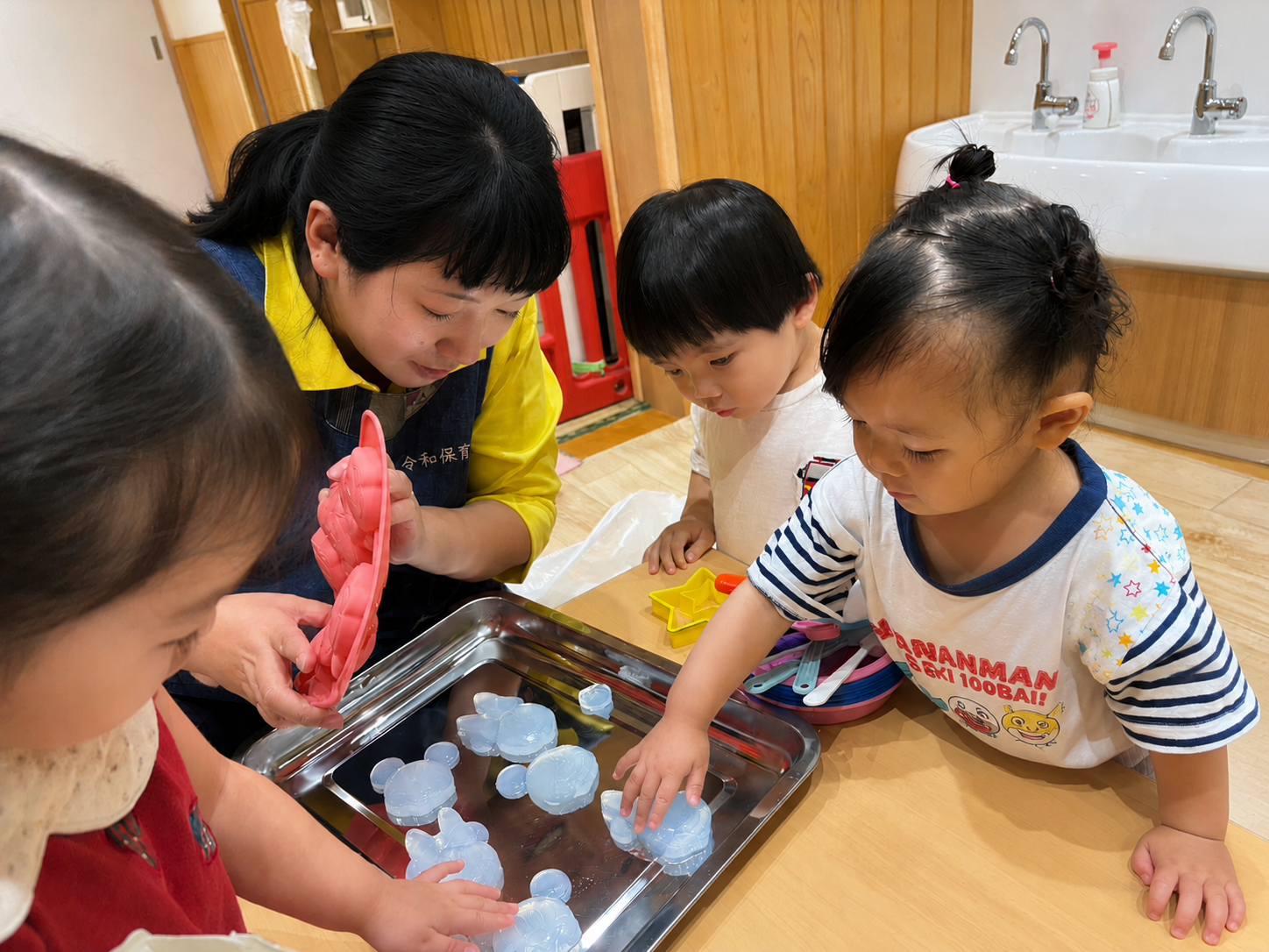 氷遊び・寒天遊び
いろいろ楽しい感触遊び